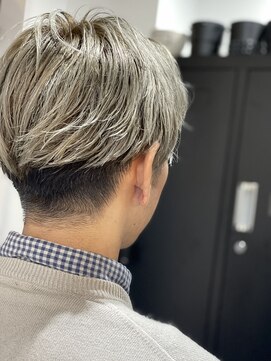 フゥ 宇都宮(FeU) センターパートプラチナアッシュ