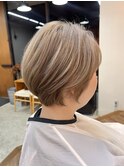ショートボブ × ミルクティーベージュ