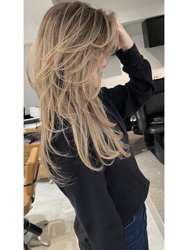 キャトル(Quattro) くびれレイヤー×空気感ロングスタイル