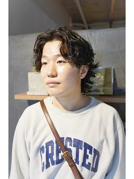 キュー(Cue_) 外国人風スパイラル無造作センターパートパーマ 2 【影山】