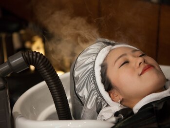 ジョワイユヘアーデザイン(Joyeux)の写真/【美しい髪は健康な土台から】SNSでも話題の頭浸浴導入!毛穴クレンジング・血行促進◎頭皮と髪の汚れを除去