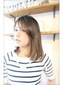 ナチュラルストレートなミディアムスタイル