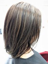 ヘアーデザインムーヴ(Hair design MOVE) 白髪ぼかしハイライト　暗く染まっていた状態から　ハイライト