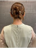 シンプルアップスタイル　ヘアアレンジ　艶感　ベージュ　透明感