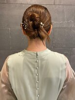 ディスコネクト(DISCO-N-NECT)&nbsp;シンプルアップスタイル　ヘアアレンジ　艶感　ベージュ　透明感