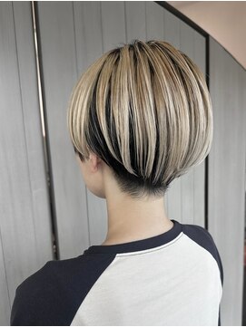 ルトワ(Lutowa) ブロンド×ショートカット