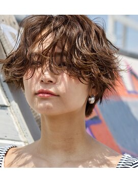 ルーカー(LOOKER) 外ハネショートカット