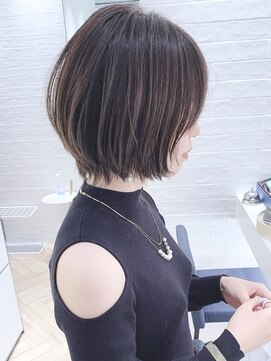 ステア ケース(stair case) 暗髪大人ショート外ハネショートウルフ丸みショートボブ