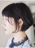 ナチュラルモードな前下がり暗髪大人ショートボブ