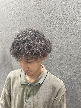 ラヴリア クルメ(LOVERIA KURUME) 波巻きパーマとベージュ系ハイライト