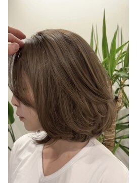 シェリー(Che'ri) レイヤーボブ/韓国ボブ/くすみベージュ/ダブルカラー/和田