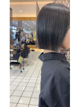シエル ドゥ サワ(ciel de SAWA) ぱつっとボブ×ダークカラークールな艶感で後ろ姿美人