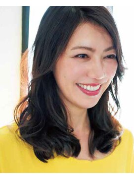 ティモーネ(Timone) 縦ラインで顔周りスッキリの上品ロング