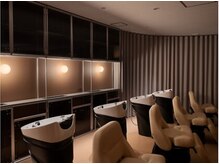 こだわりの最新のシャンプー台はフルフラットになるので負担なくゆったりとした寝心地は格別☆