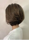 白がぼかし ハイライト ショートボブスタイル