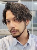 メンズ刈り上げセンターパートツイストスパイラルパーマゆるめ
