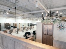 ルチア パリ(Luccica PARIS)の雰囲気（ベージュ系の明るい店内でリラックスしていただけるサロンです♪）