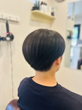 レーヴ(REVE) ナチュラルセンターパート　刈り上げスタイル