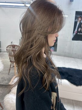 ピア ヤクイン(Pia Yakuin) トレンドレイヤーカット/ハッシュカット/透明感カラー