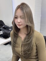 ロムーク 表参道(LOMKH)&nbsp;ミディアムレイヤーロングレイヤーカット顔周りオリーブベージュ