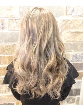 ディア(Dear) 透明感溢れるホワイティグレージュ