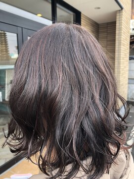 ヌーボヘアー(Nubo Hair) ピンクメッシュの濃いめミルクティーベージュ。