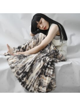 シータ(CITA) ロング×ぱっつん個性派モード