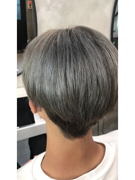 ソイルバイロミー(soil by ROMMY) ブリーチオンカラーで作るシルバーヘア/横浜髪質改善