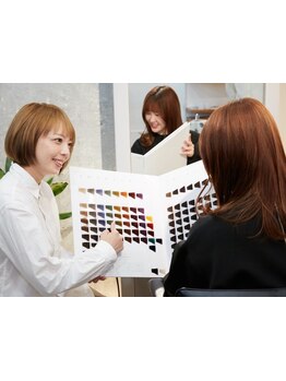 大人女性の白髪を艶のある上質な仕上がりに。ダメージを抑えた薬剤使用で滑らかな指通りに[三鷹/三鷹駅]