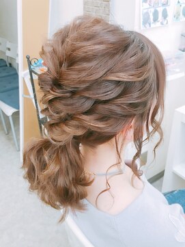 ヘアーメイク ティアラ(Hair make Tiara) ツイストローポニー☆+゜