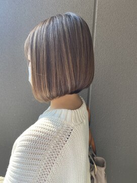 リバレッジ 白金(Leverage) ベージュハイライトボブ