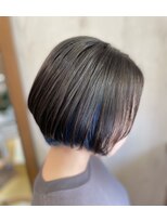 ルーシィヘアークラブ&nbsp;ショートボブにブルーインナーカラー。