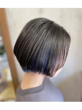 ルーシィヘアークラブ ショートボブにブルーインナーカラー。