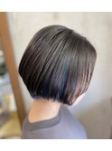 ショートボブにブルーインナーカラー。