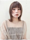 柔らかベージュ顔まわりレイヤーウルフバング外はねロブ