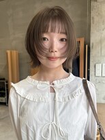 ウェウェ(wewe)&nbsp;赤み消しカラー透明感オリーブベージュ×レイヤーボブ