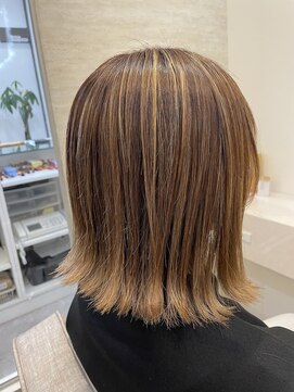 ラビス クローバー(Lovis clover) デザインカラー　レイヤーカット　夏のヘアアレンジ