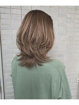 オーストヘアー リュウール(Aust hair Lueur) 大人かわいい、フォギーグレージュのシャギーネオウルフ