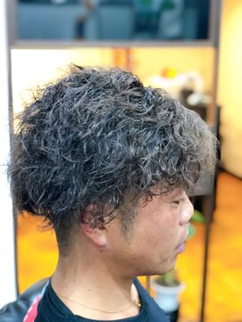 カルムンド バイ トコヘイ(CALMUNDO by TOKOHEI) 【ツーブロアシメ×ツイストスパイラルパーマ】