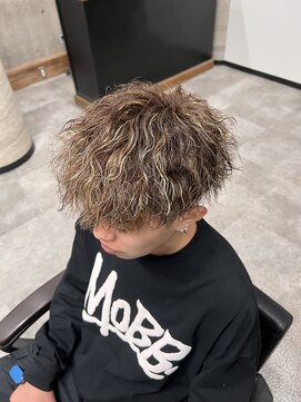 イーラ(era) メンズパーマブラウンベースハイライト縦落ちツイスパ