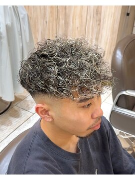 グルーマーズトウキョウ(GROOMER/S TOKYO) スペインカール　ハイライト　フェード　海外風　メンズパーマ