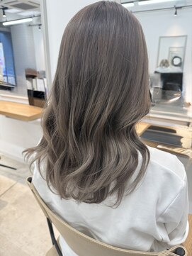 透明感グレージュ／ブリーチレイヤーミディ