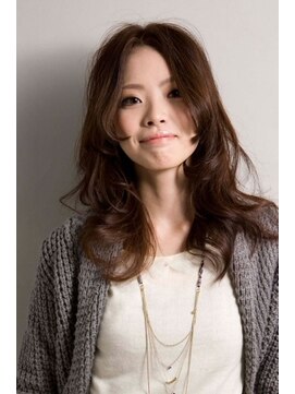 ピリナ(Pilina) センターパートの大人ゆるふわロング