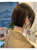 オリーブベージュの耳かけボブ