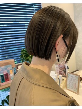 エバーグリーン(ever Green) オリーブベージュの耳かけボブ