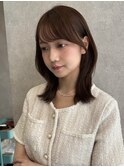 前髪から繋がる後れ毛/ミディアムくびれる外ハネヘア　r