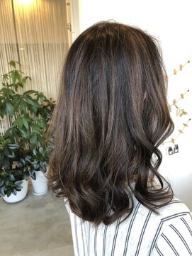 トゥリル(trueal) 白髪を生かしたヘアカラー