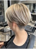 #マッシュショート＃ハイトーンベージュ＃白髪ぼかし＃刈り上げ