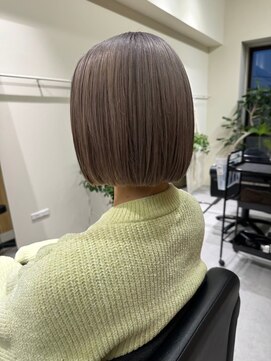 フイ(HUI) 20代30代大人可愛いアッシュベージュくびれボブ耳掛け透明感