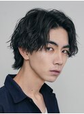 大人の抜け感を演出する、今トレンドのフェザーパーマ